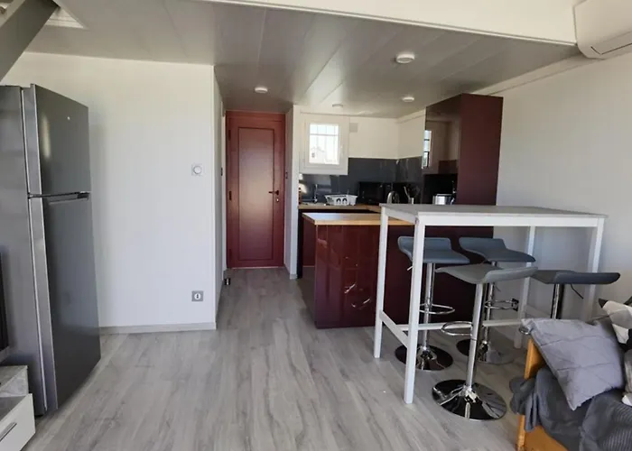 Climatisé 2 Pièces Avec Terrasse Et Parking - Classé 2 étoiles - Fr-1-326-690 *