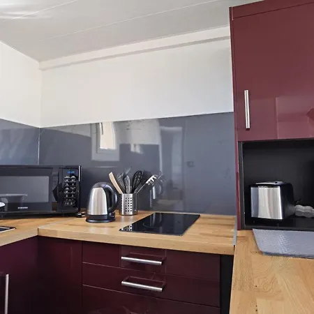 Climatise 2 Pieces Avec Terrasse Et Parking - Classe 2 Etoiles - Fr-1-326-690 *